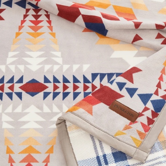 Pendleton Legend Lake Gray Plaid Reversible Plush Fleece Throw Blanket - Picture 3 of 6